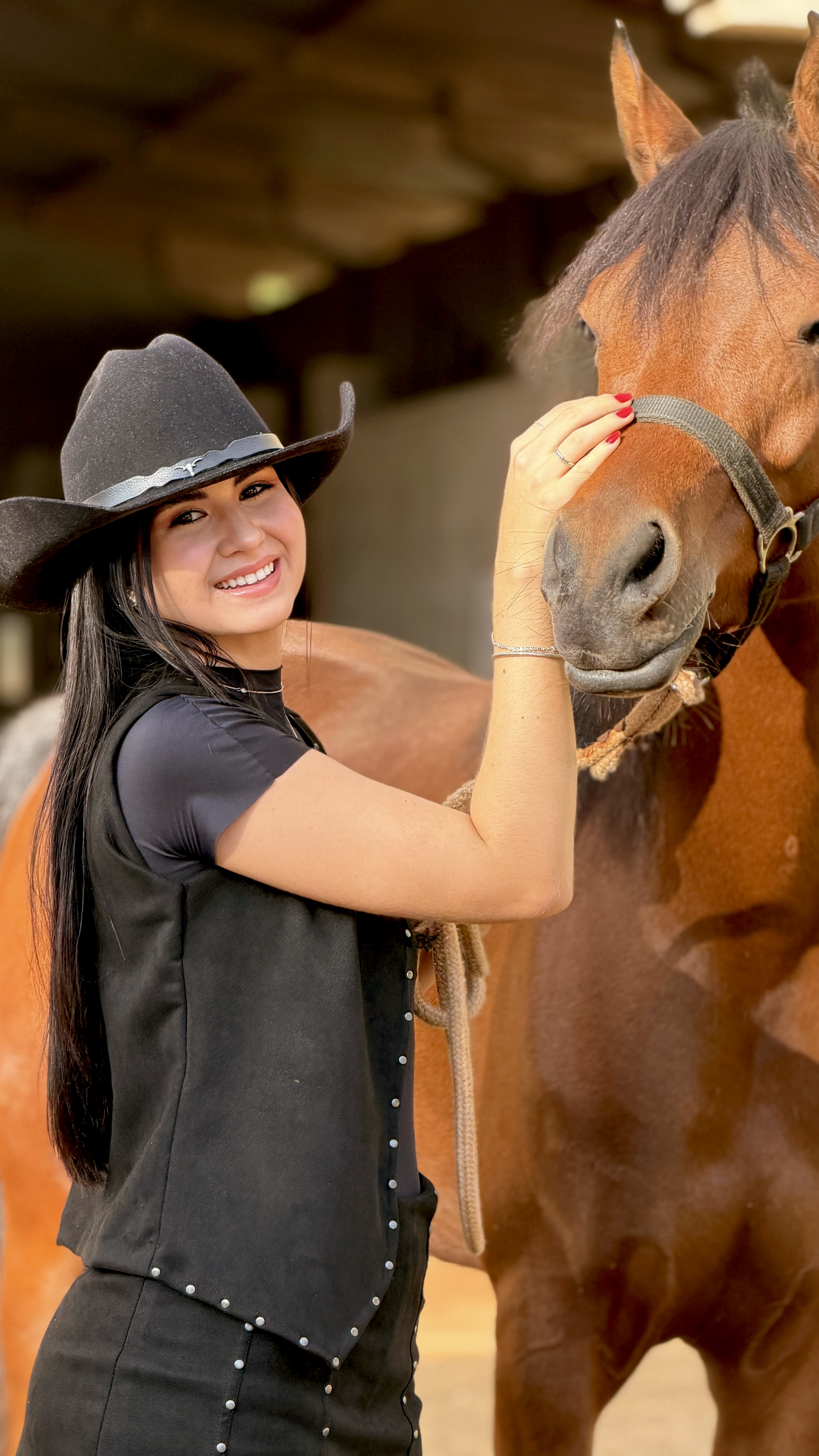 Modelo Emiliê com cavalo na coleção Tennessee